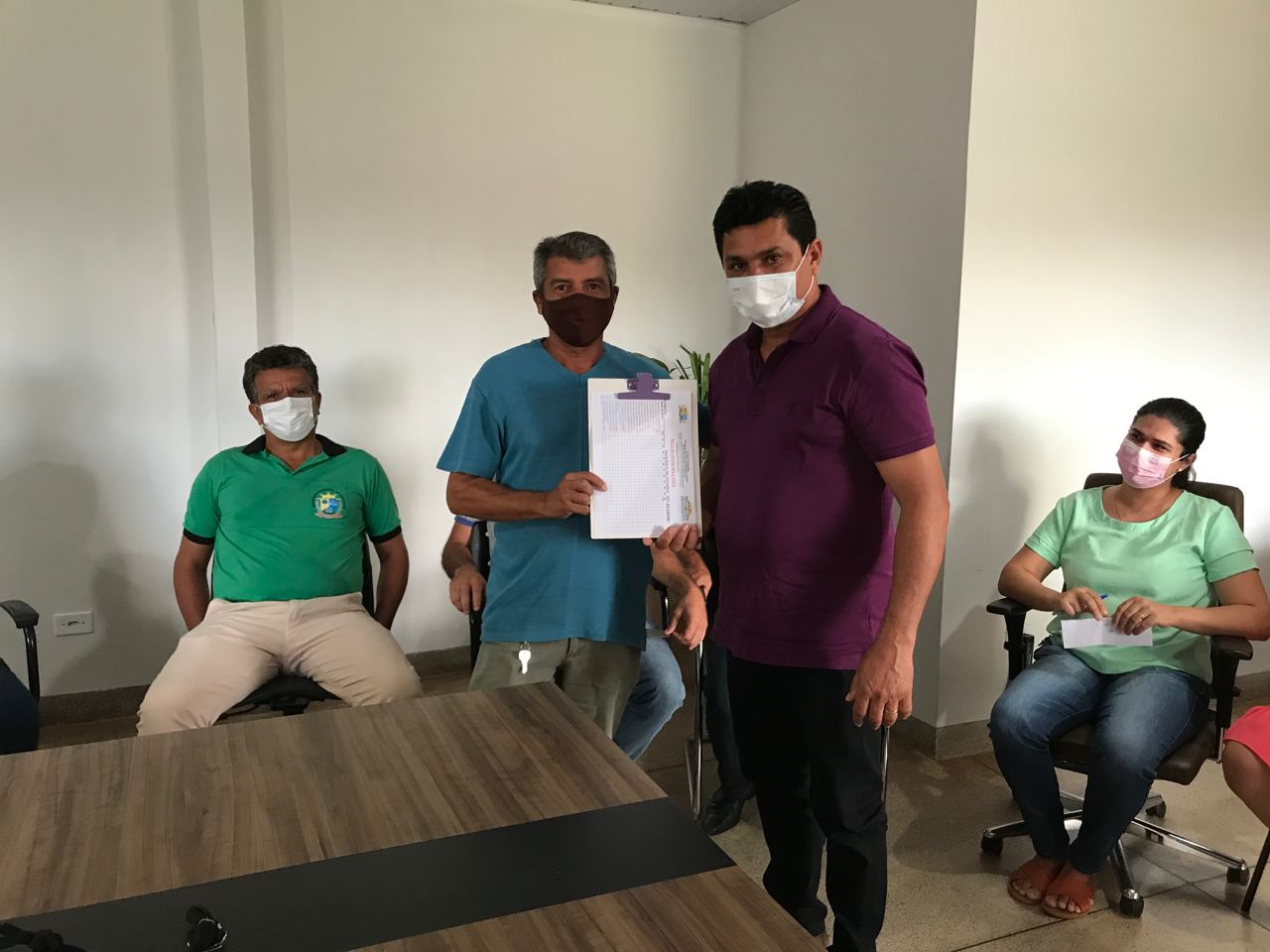 Prefeito Batista Cavalcante entrega os kits aos motoristas da educação.