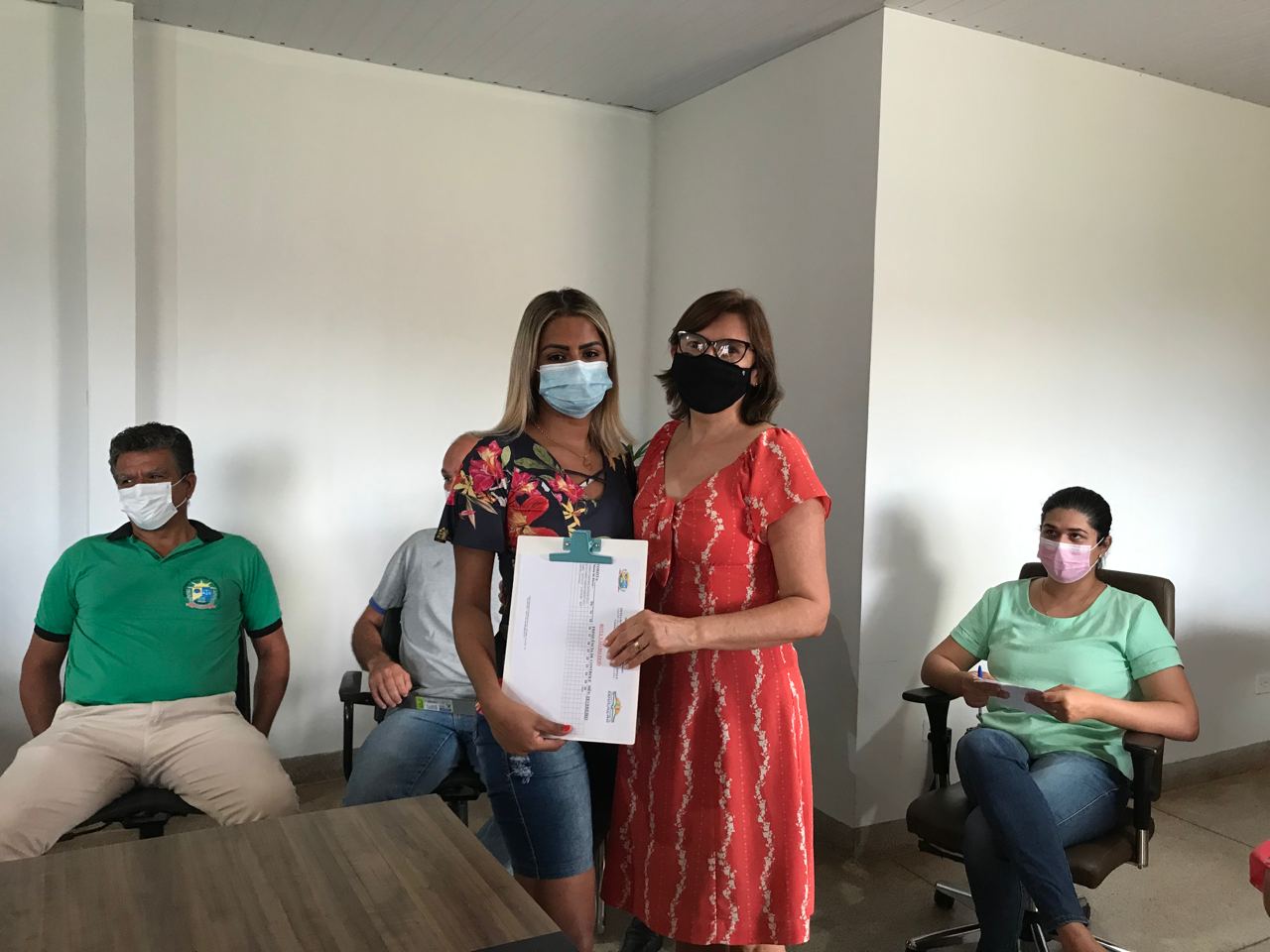 Prefeito Batista Cavalcante entrega os kits aos motoristas da educação.